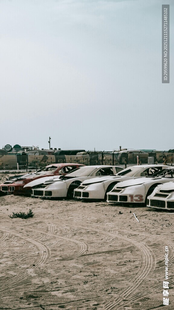 露天停车场停放多辆汽车