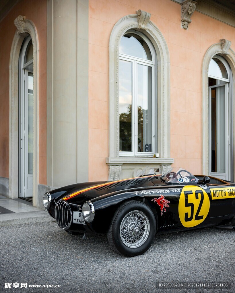 复古赛车停靠于欧式建筑前