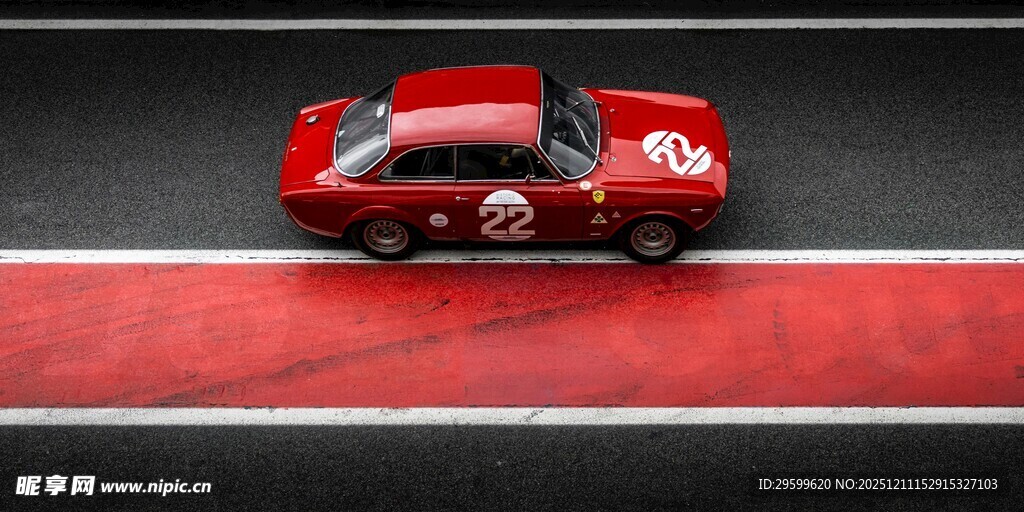 红色赛车于赛道上飞驰