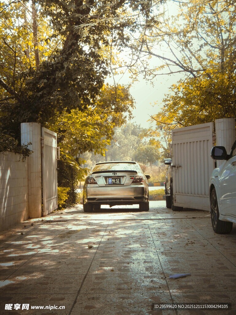 阳光照耀下的庭院停车场景