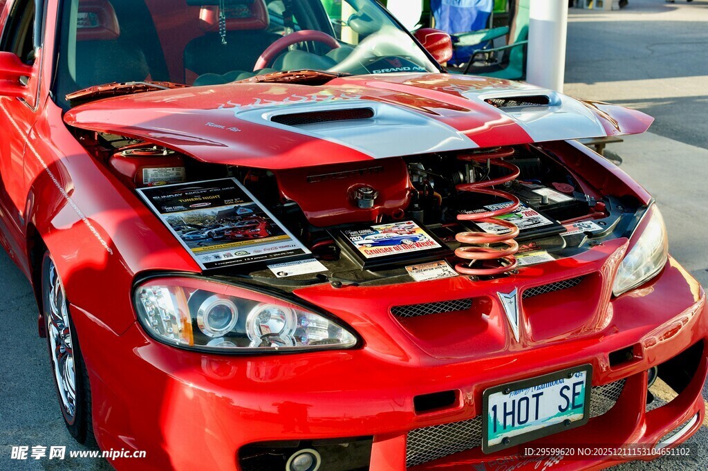 红色炫酷改装车引擎展示