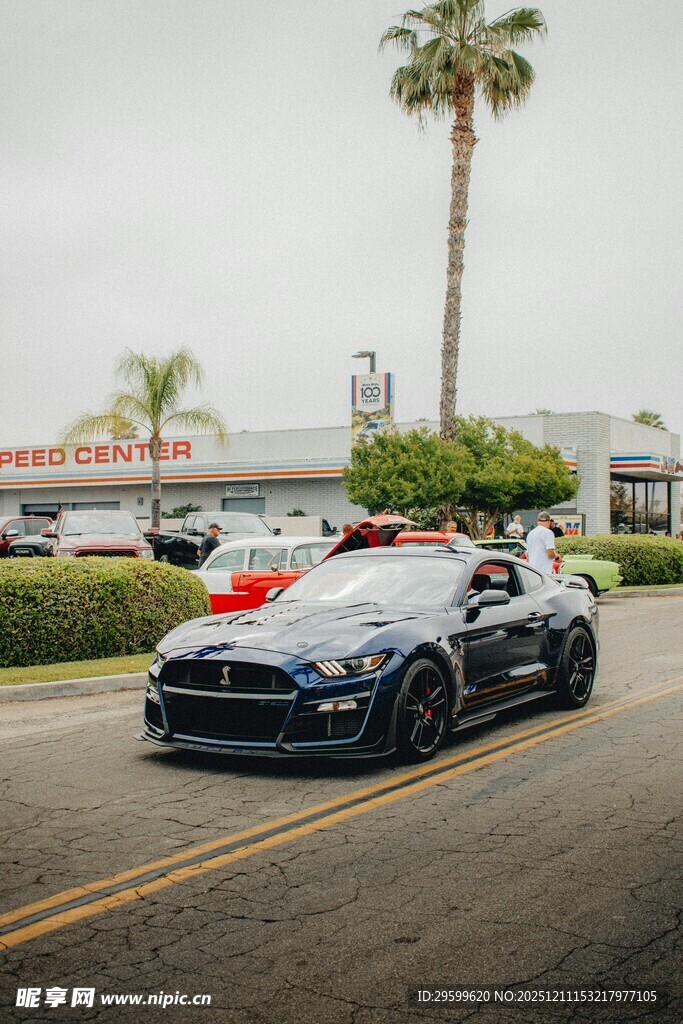 炫酷敞篷跑车街头停放