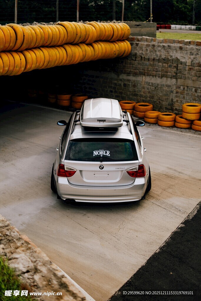 地下停车场景中的白色轿车