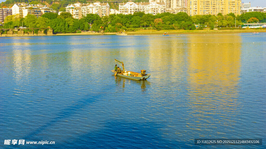 湖上轻舟泛 波光映美景