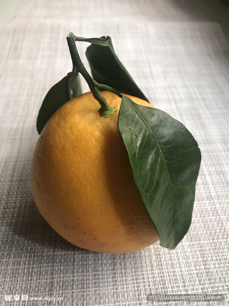 带绿叶的新鲜黄橙