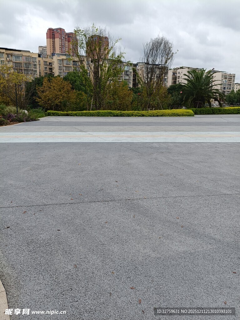 空旷广场与远处建筑景观