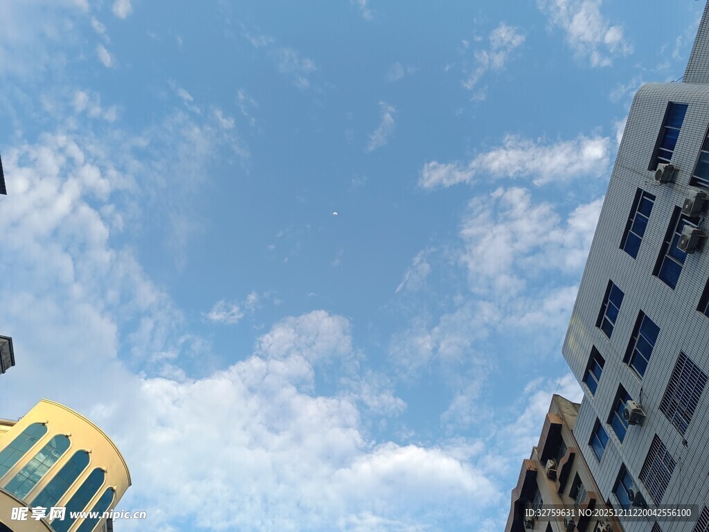 仰望城市天空与建筑