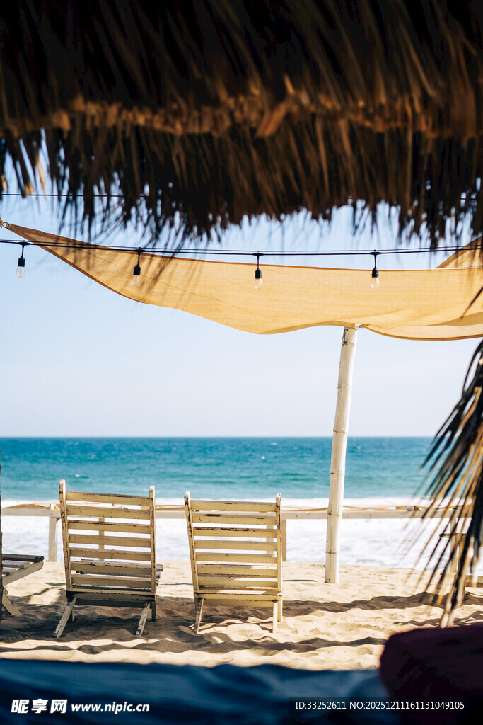海边遮阳棚下的休闲躺椅