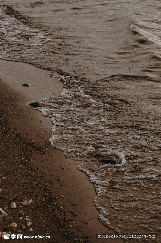 海边沙滩上的海浪痕迹