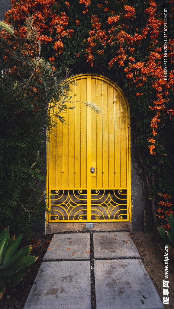 黄色木门与繁茂花卉景观