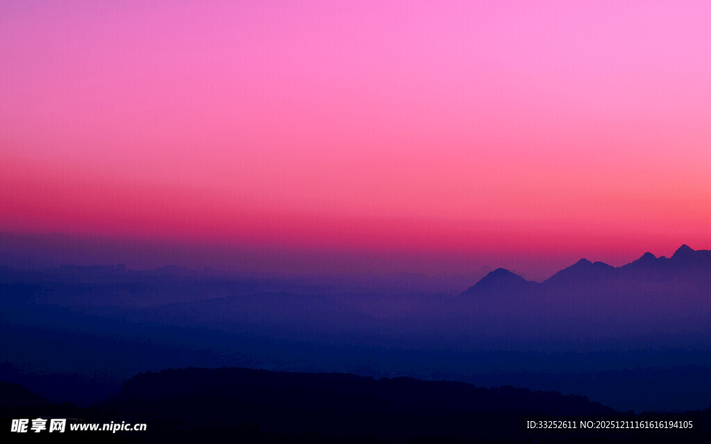 梦幻粉紫天际的壮丽景观