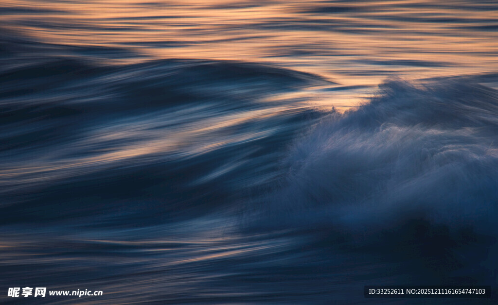 夕阳下的海浪美景