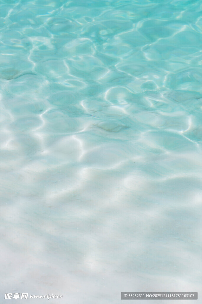 清澈水波的宁静水面