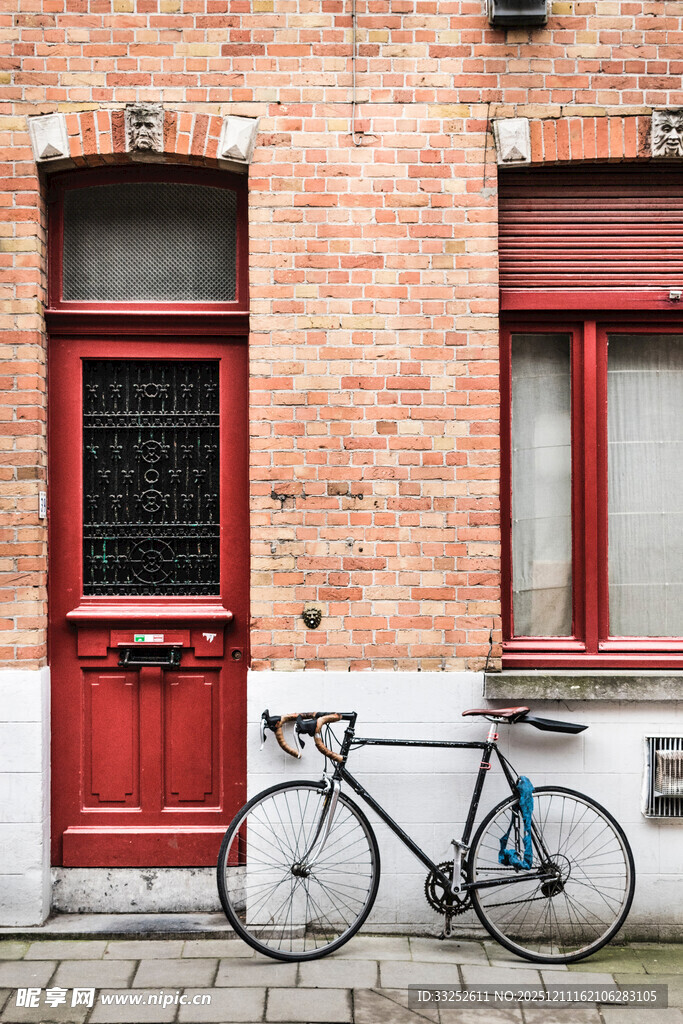 红门旁停靠的复古自行车