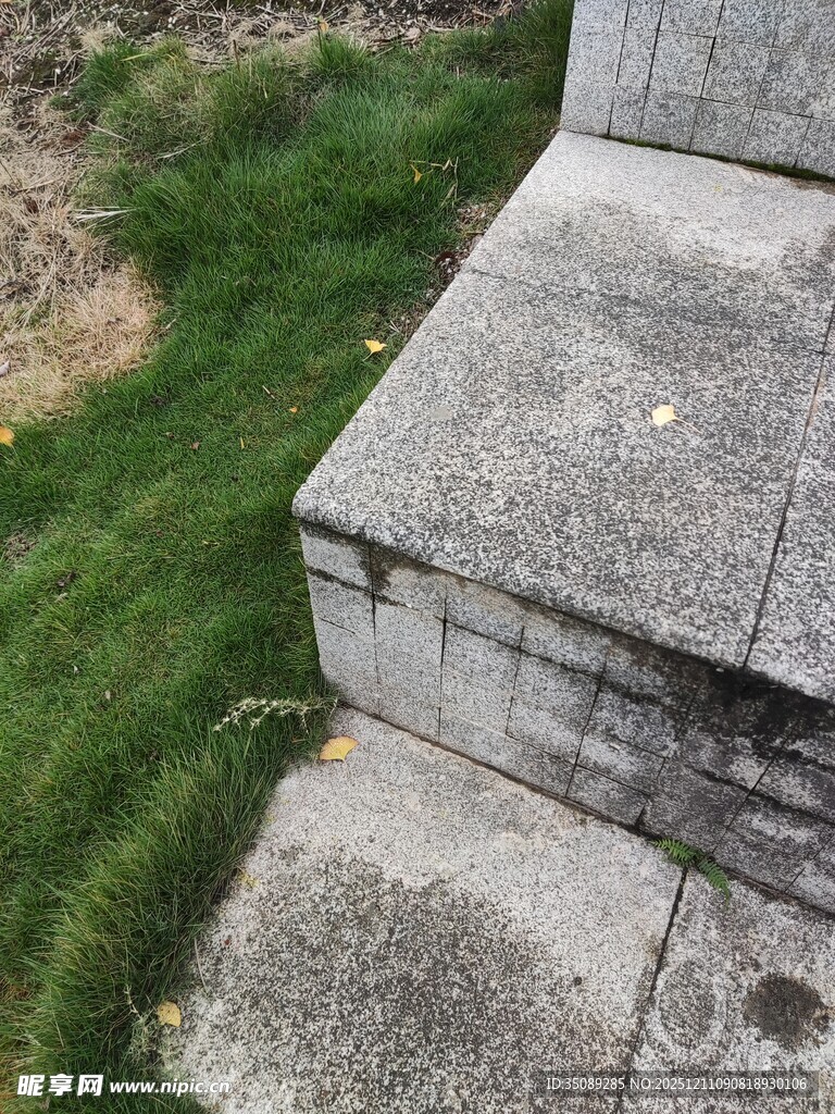 户外石砌台阶与周边草地