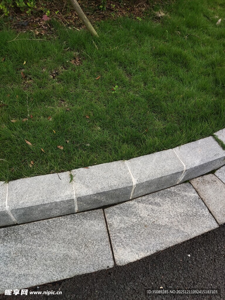 石质路边沿简洁景观设计