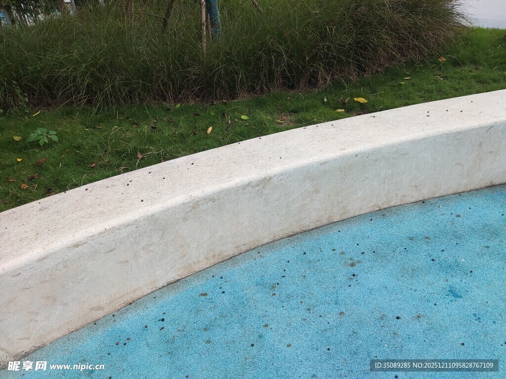 户外圆形蓝色水池景观