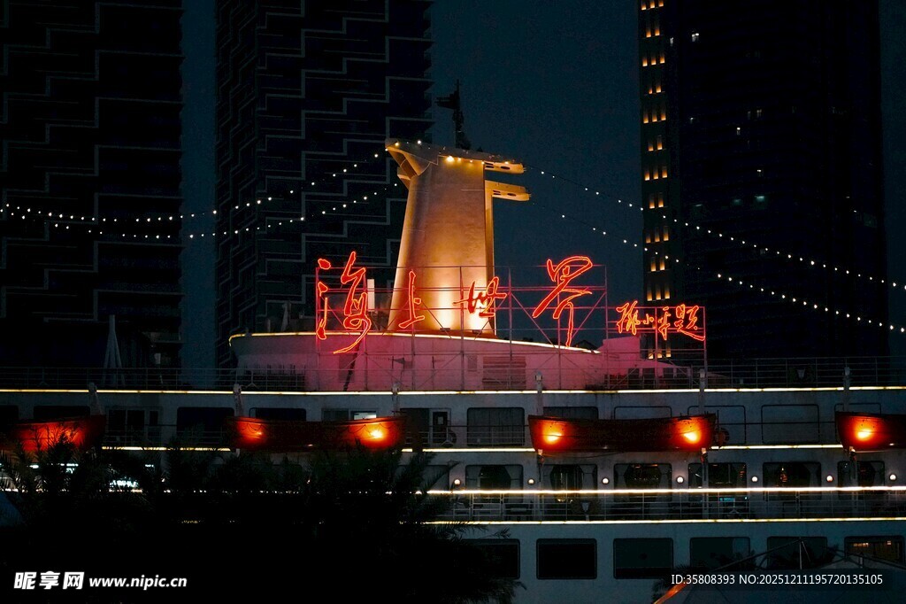 夜晚游船顶的雕像景观