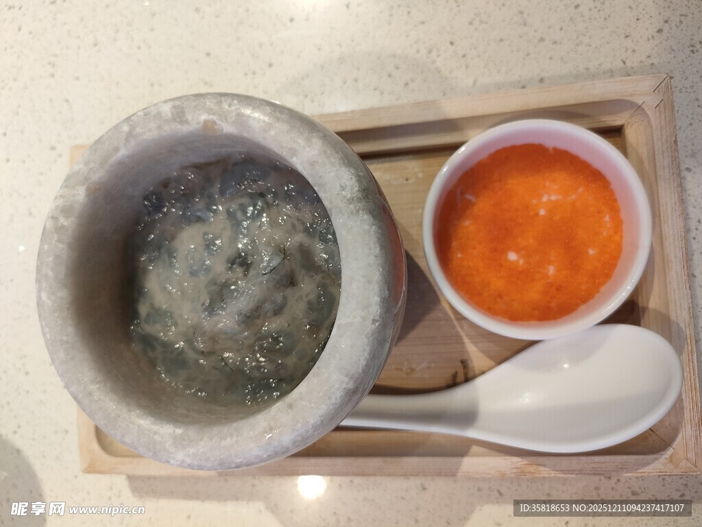 石臼与酱料 虾滑