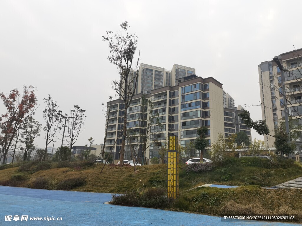 河畔旁的现代高层住宅区