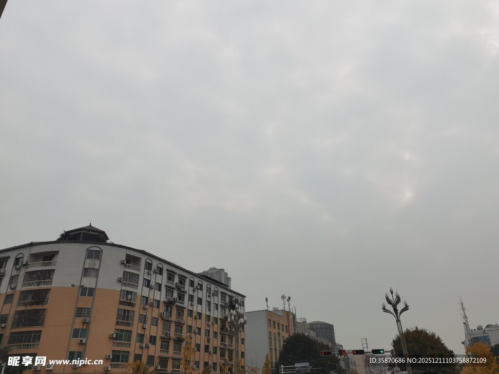 阴天城市建筑群景观