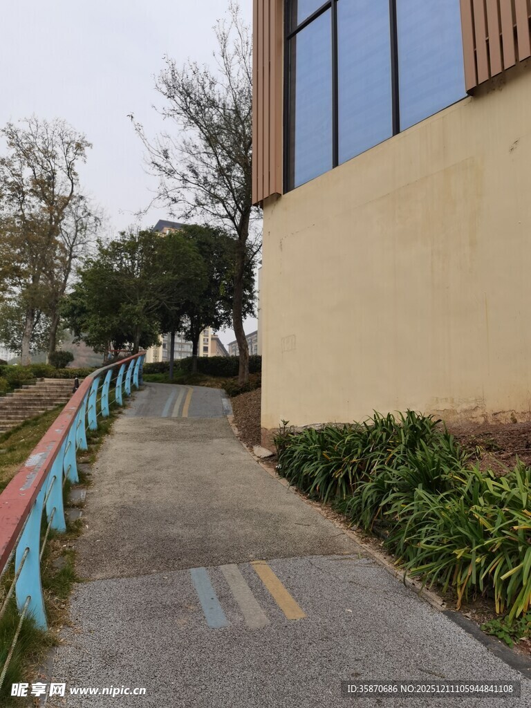 户外建筑旁的幽静步道