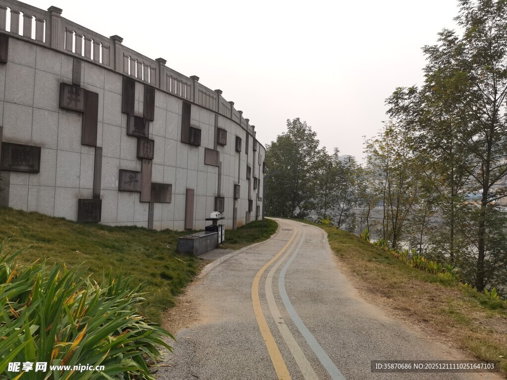 蜿蜒小路旁的现代建筑