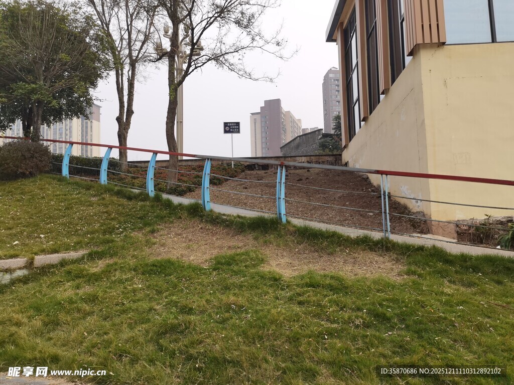 户外草地旁的建筑围栏景观