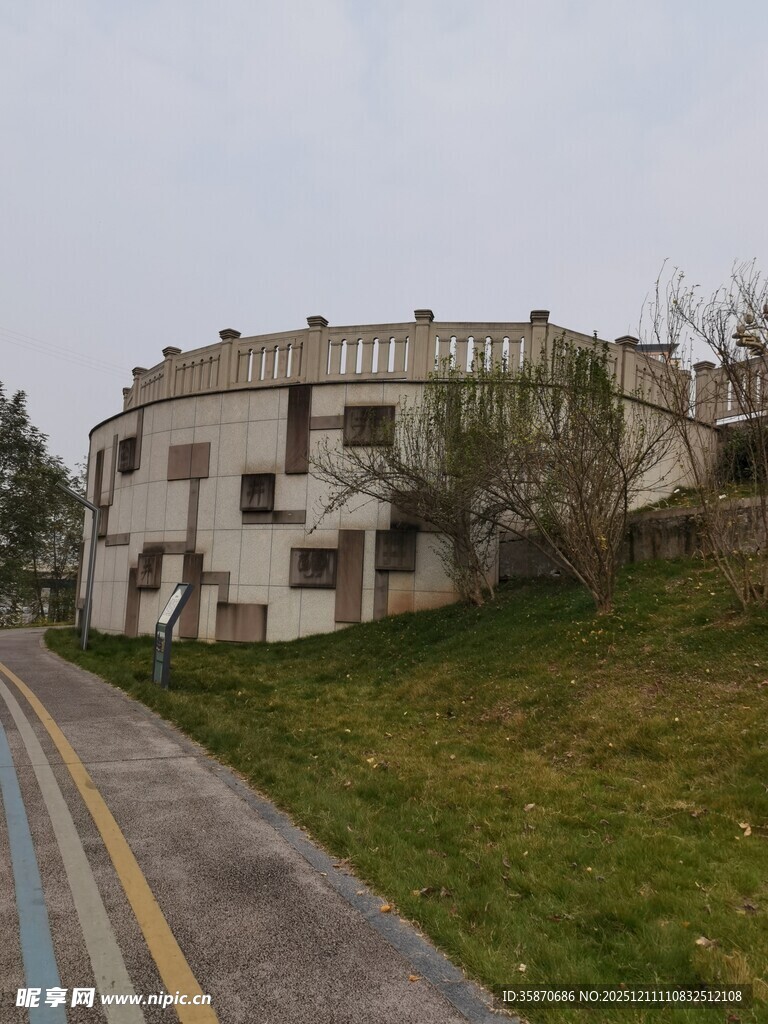 路边老旧建筑略显沧桑