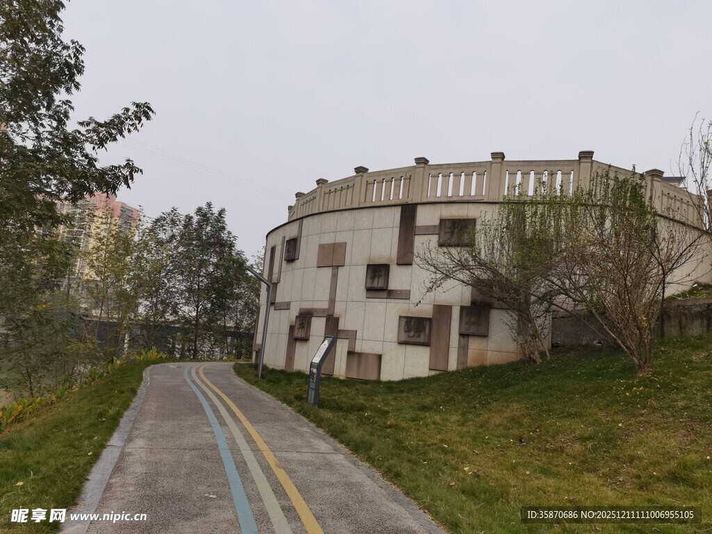 蜿蜒小径旁的别致建筑