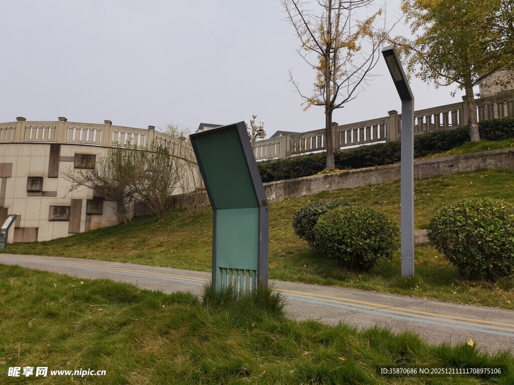 户外景观中的特色指示牌