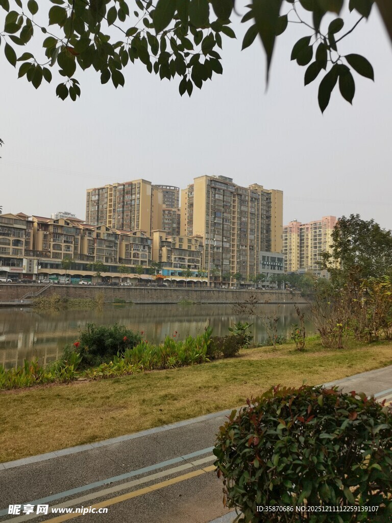 城市河畔风景