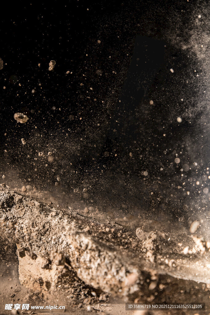 黑色背景下的飞溅的泥土石块沙石