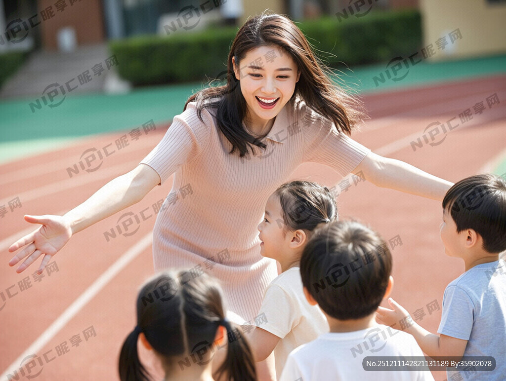 年轻女老师在操场面带笑容张开双