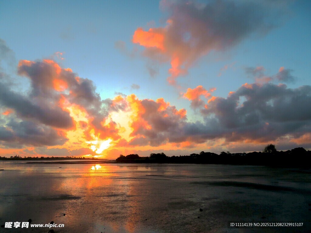 海边绝美日落霞光景象