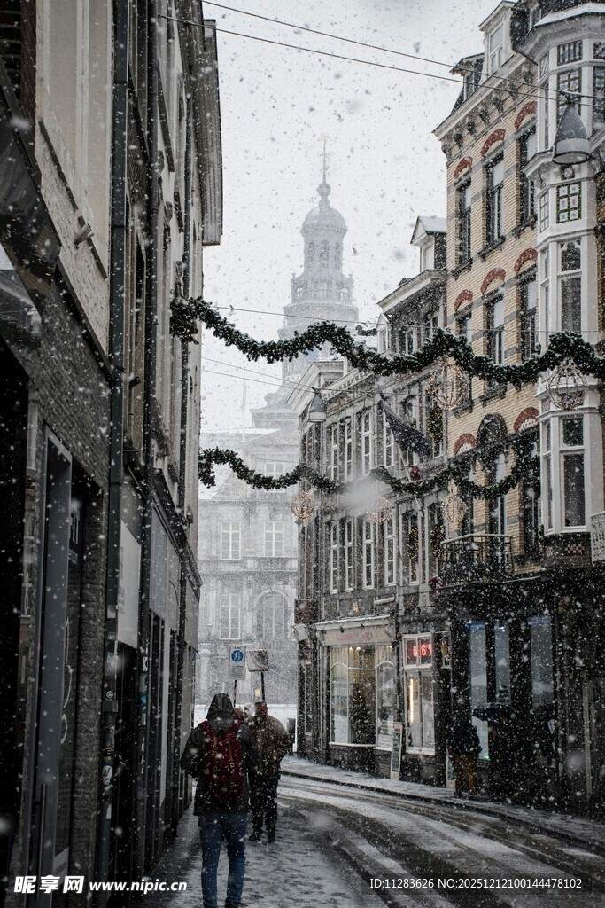冬日街道的浪漫节日氛围
