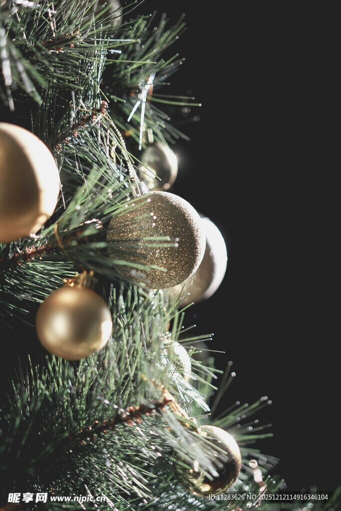 金色圣诞球装饰圣诞树