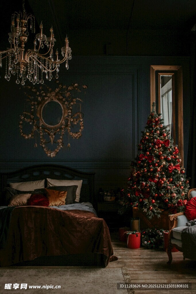 深色卧室里的圣诞装饰场景