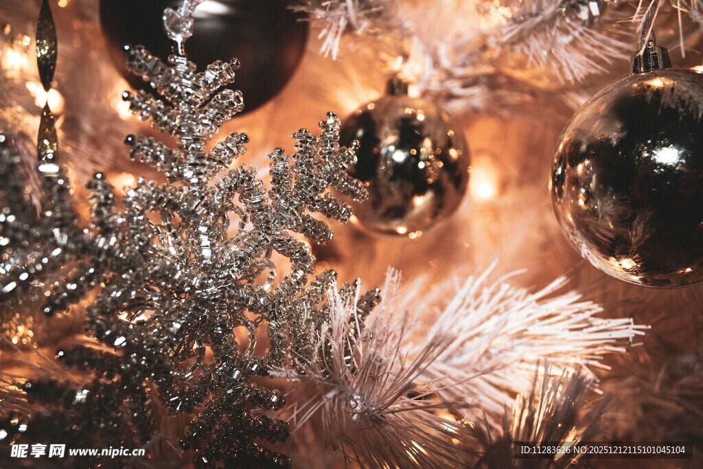 节日装饰中的闪亮饰品