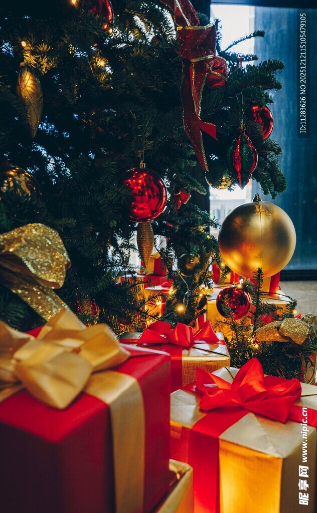 圣诞树下的精美礼物