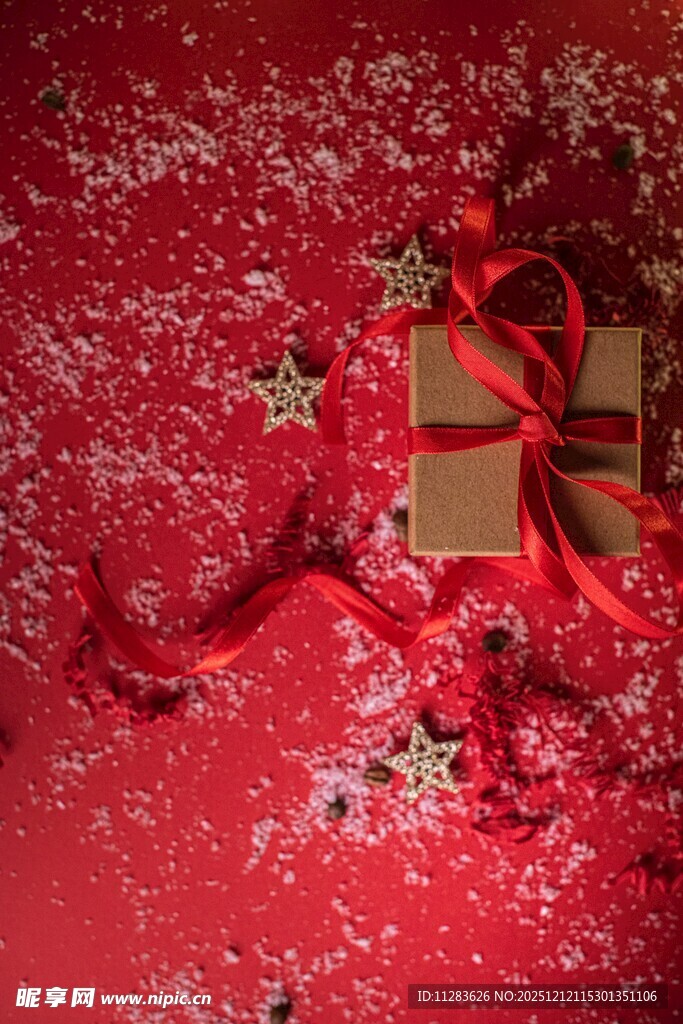红色背景下的精美礼品