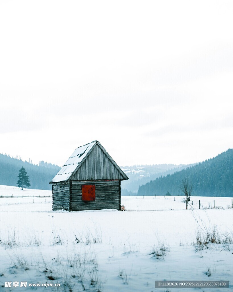 雪野中的孤独小屋