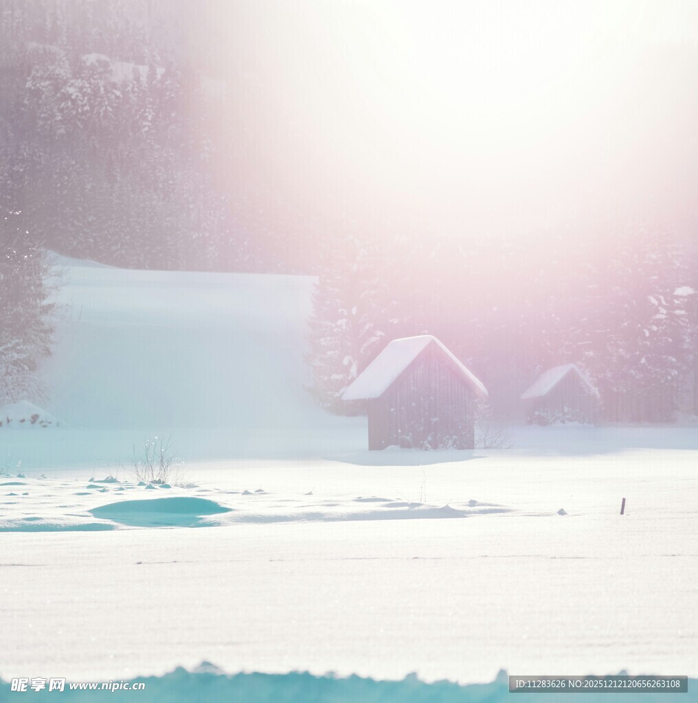 冬日雪野中的温馨小屋
