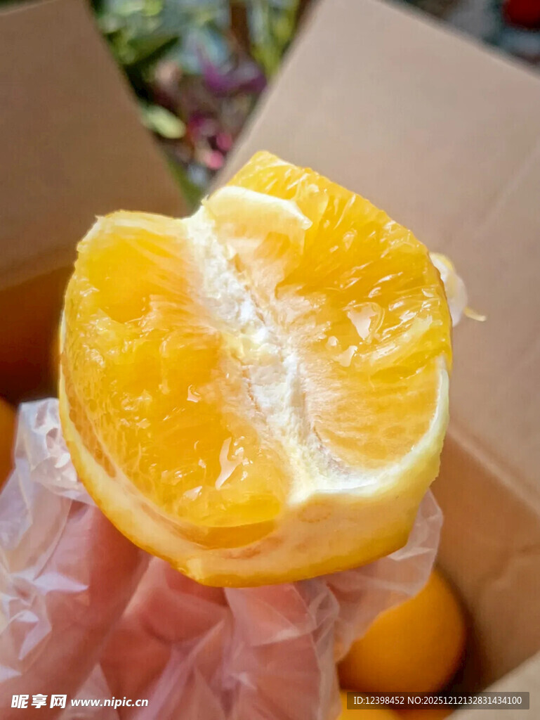 剥开的新鲜橙子果肉诱人