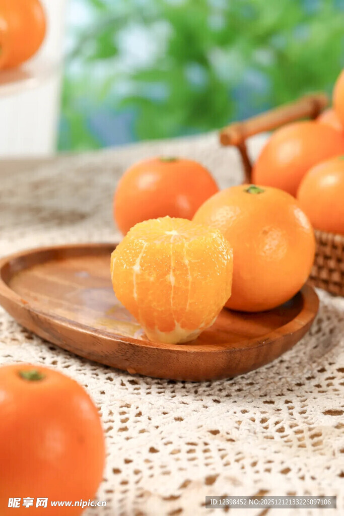 木盘上摆放的新鲜小橘子