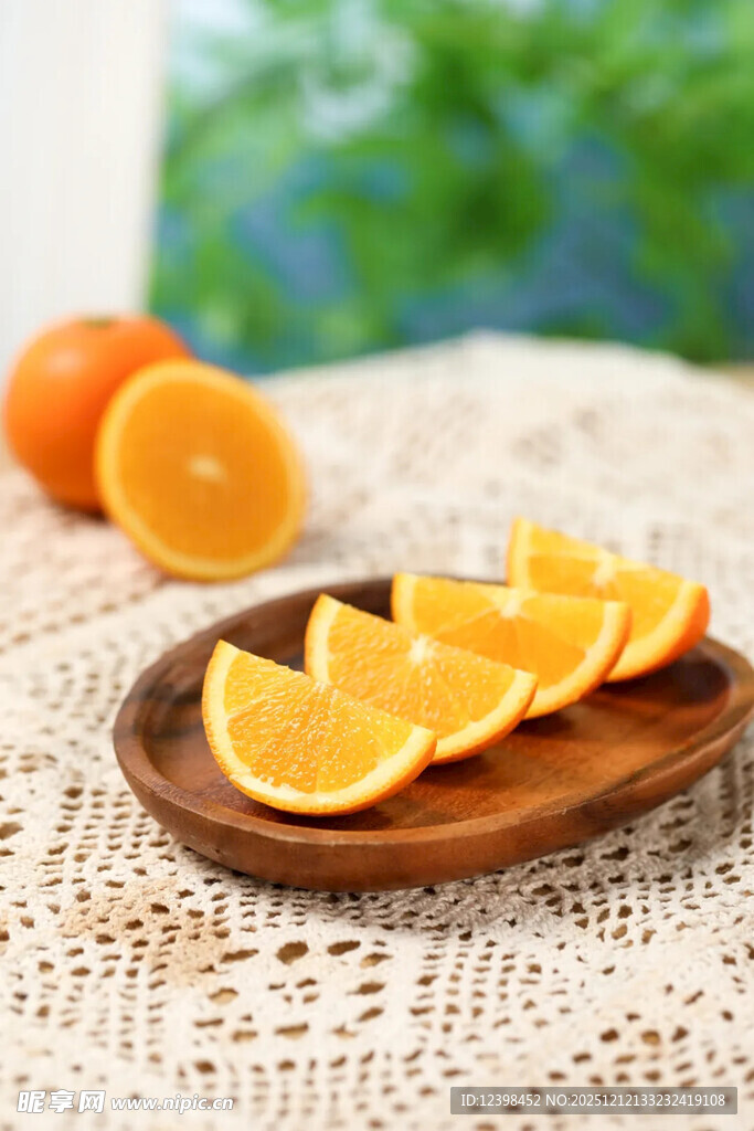 木盘上的新鲜橙子切片