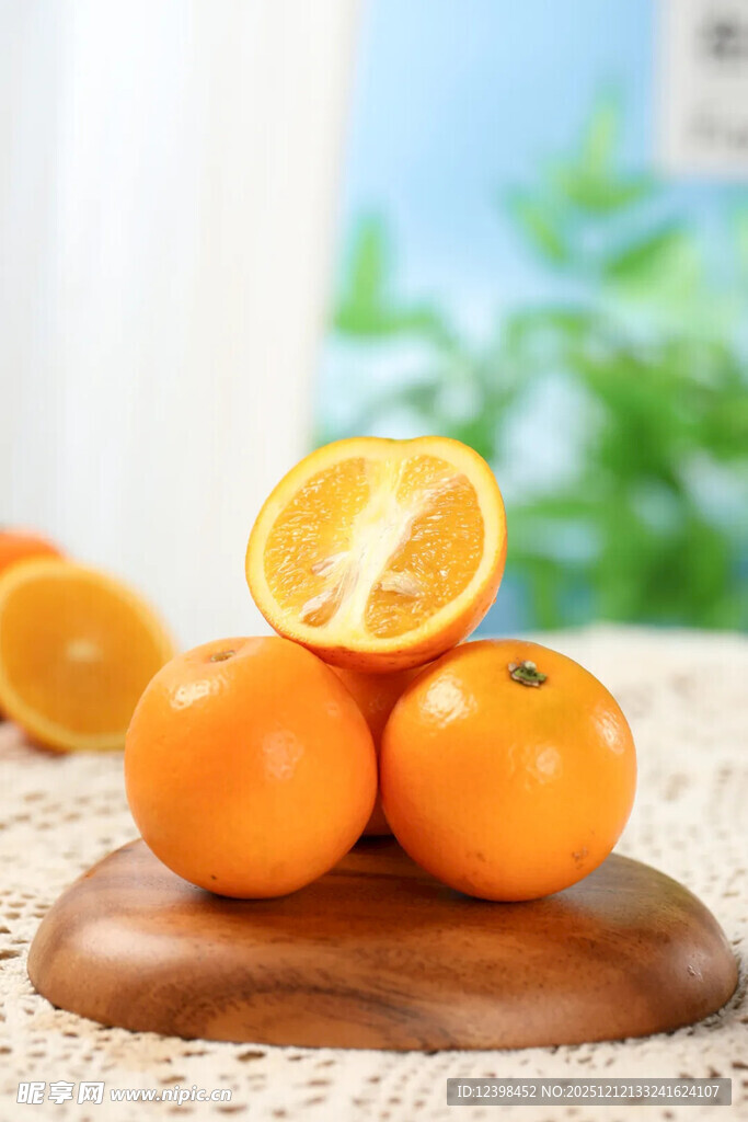 木盘上的新鲜多汁小橘子