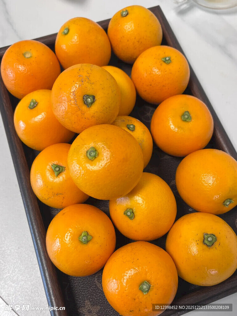 一盘饱满的新鲜小橘子