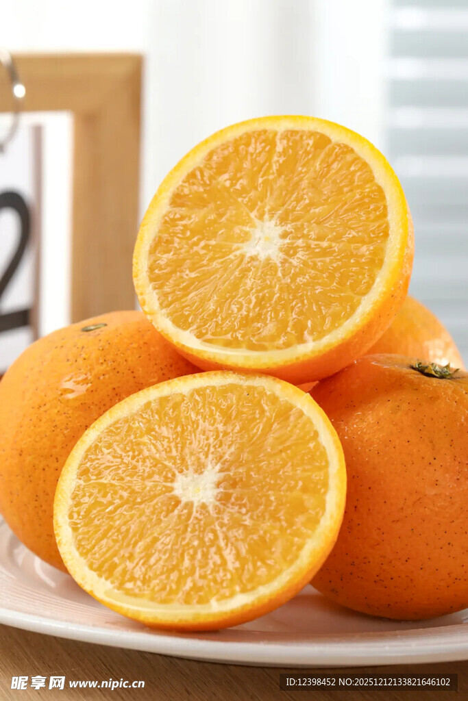 新鲜橙子堆叠在白色盘子上