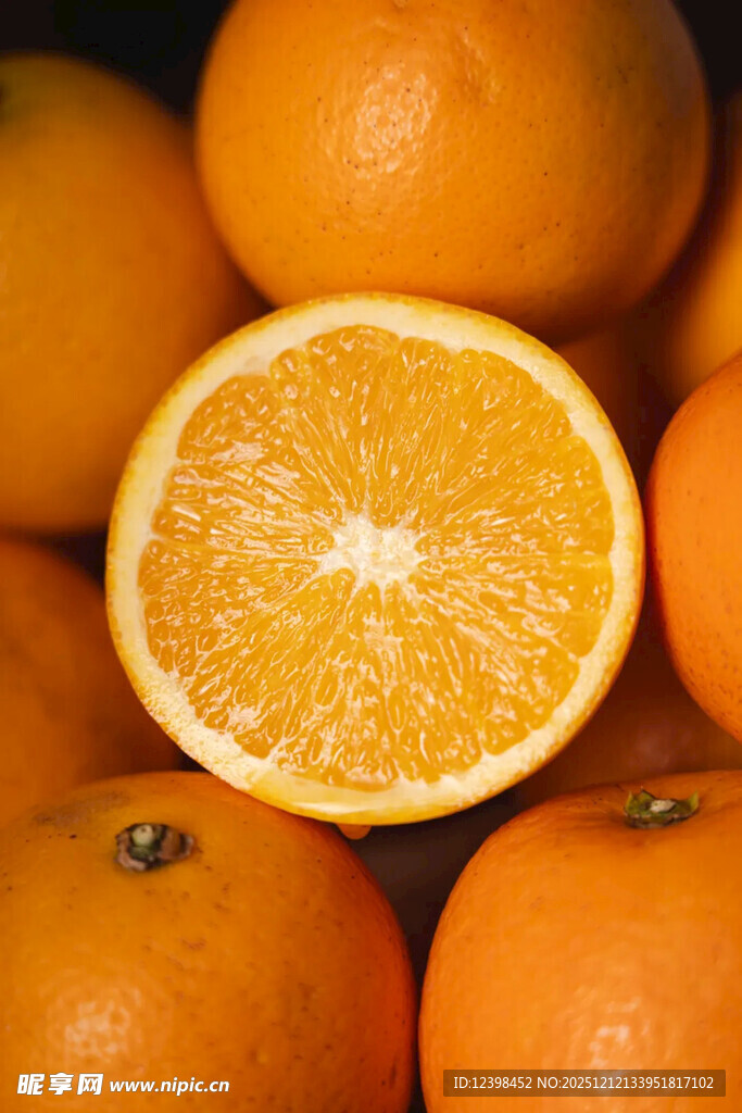 新鲜橙子堆叠与半切展示